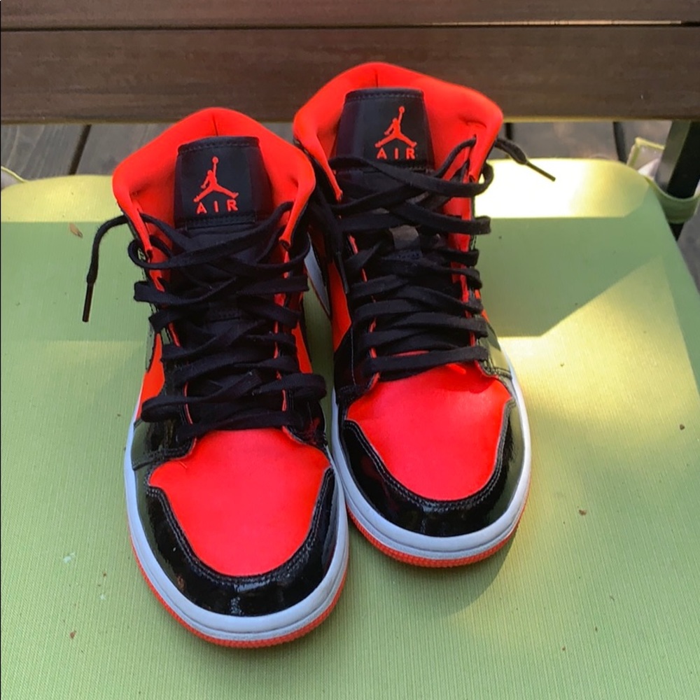 Air Jordan 1 mid hot punch black
